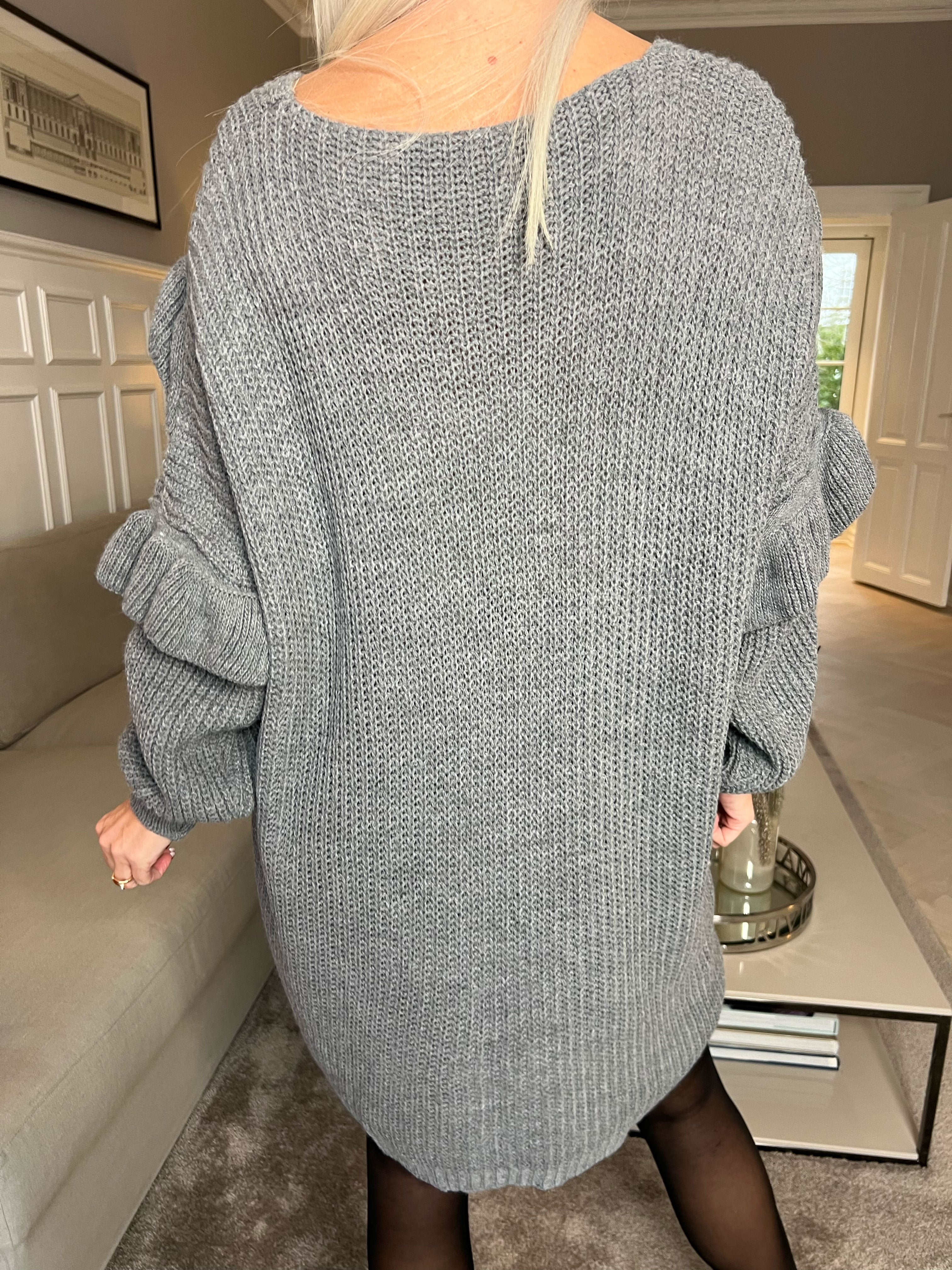 Ellis Dress - Snygg stickad klänning med fina volangdetaljer